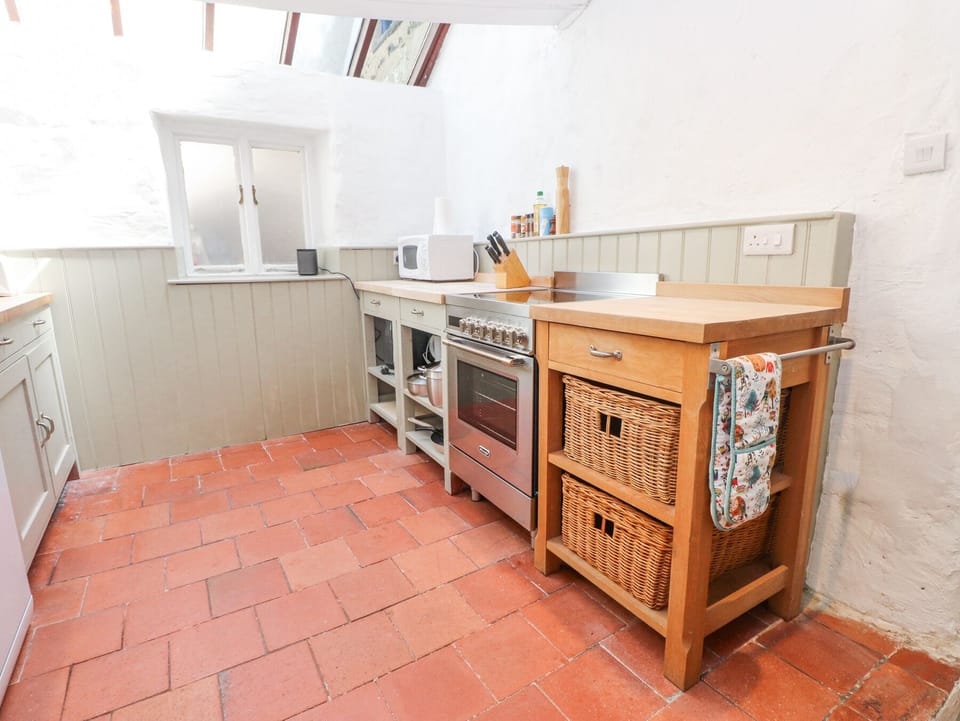 Fridge, dishwasher, toaster, cookware/dishes/utensils
