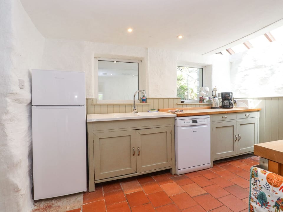 Fridge, dishwasher, toaster, cookware/dishes/utensils