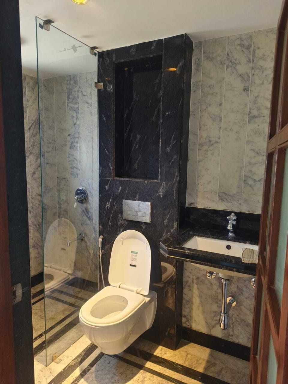 Superior Double Room, 1 King Bed, City View | Bathroom | Shower, rainfall showerhead, free toiletries, hair dryer (on request)