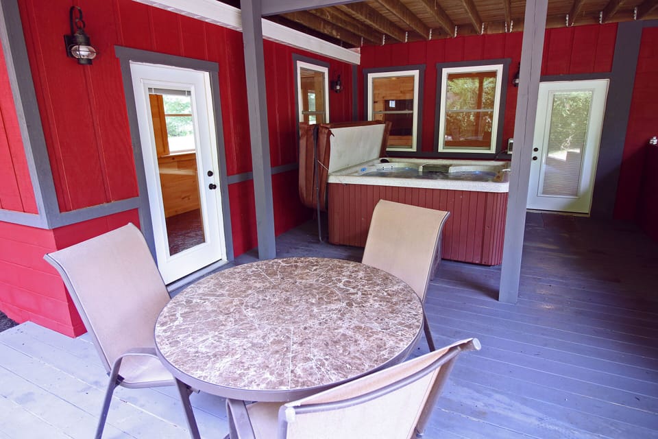 Outdoor Table Set and Hot Tub, Southern Belle Lodge