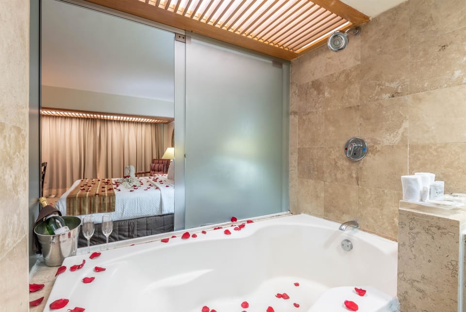 Room, 1 King Bed (Hab Lunamielera) | Bathroom | Shower, rainfall showerhead, free toiletries, towels