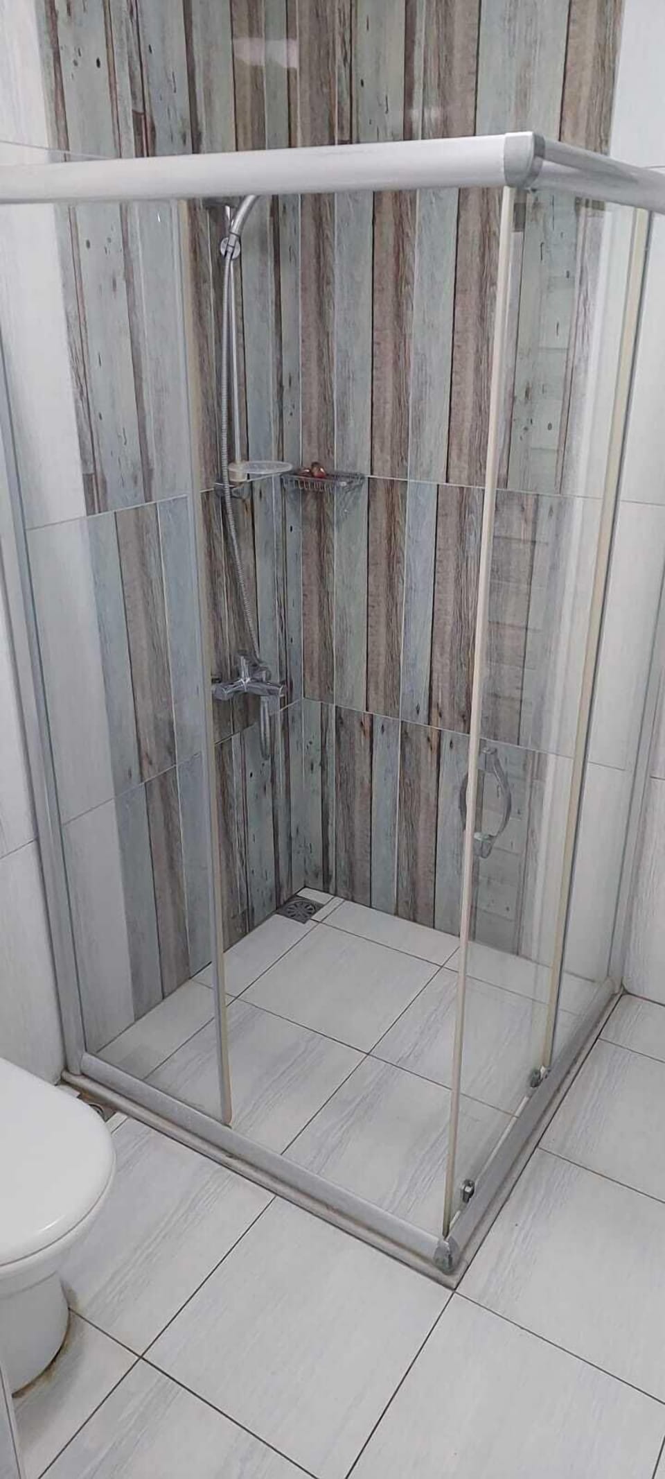 Classic Twin Room, Balcony | Bathroom | Shower, hair dryer, towels, soap