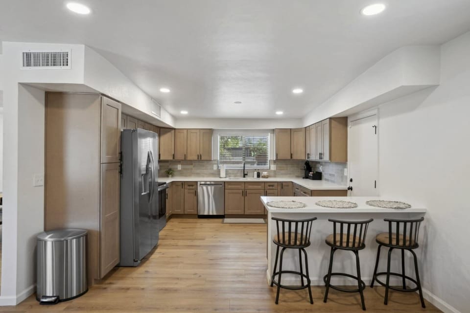 Spacious kitchen layout w/ bar seating, perfect for casual dining & conversation.