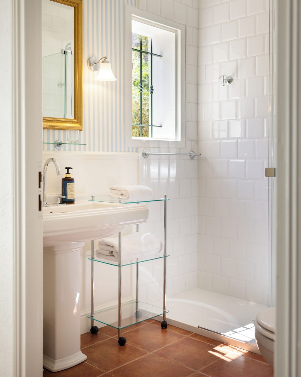 Superior Room, 1 Queen Bed | Bathroom | Hair dryer