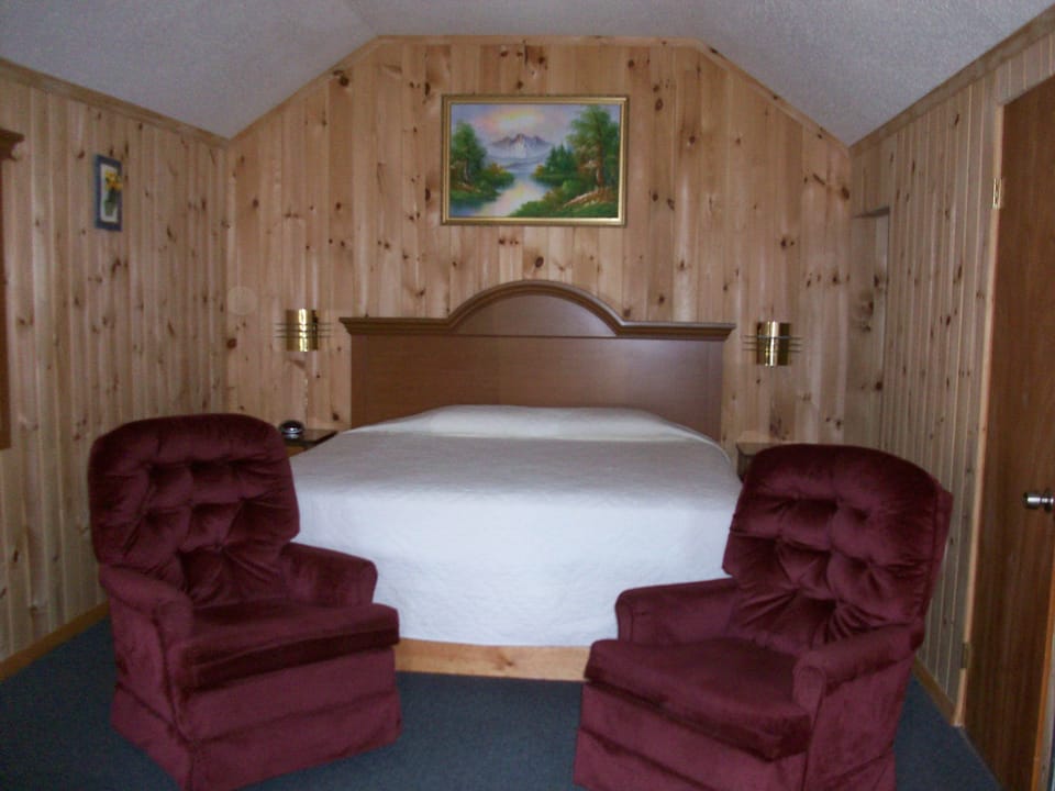 Traditional Cottage, 1 Bedroom, Kitchenette | Desk, WiFi (free), bed sheets