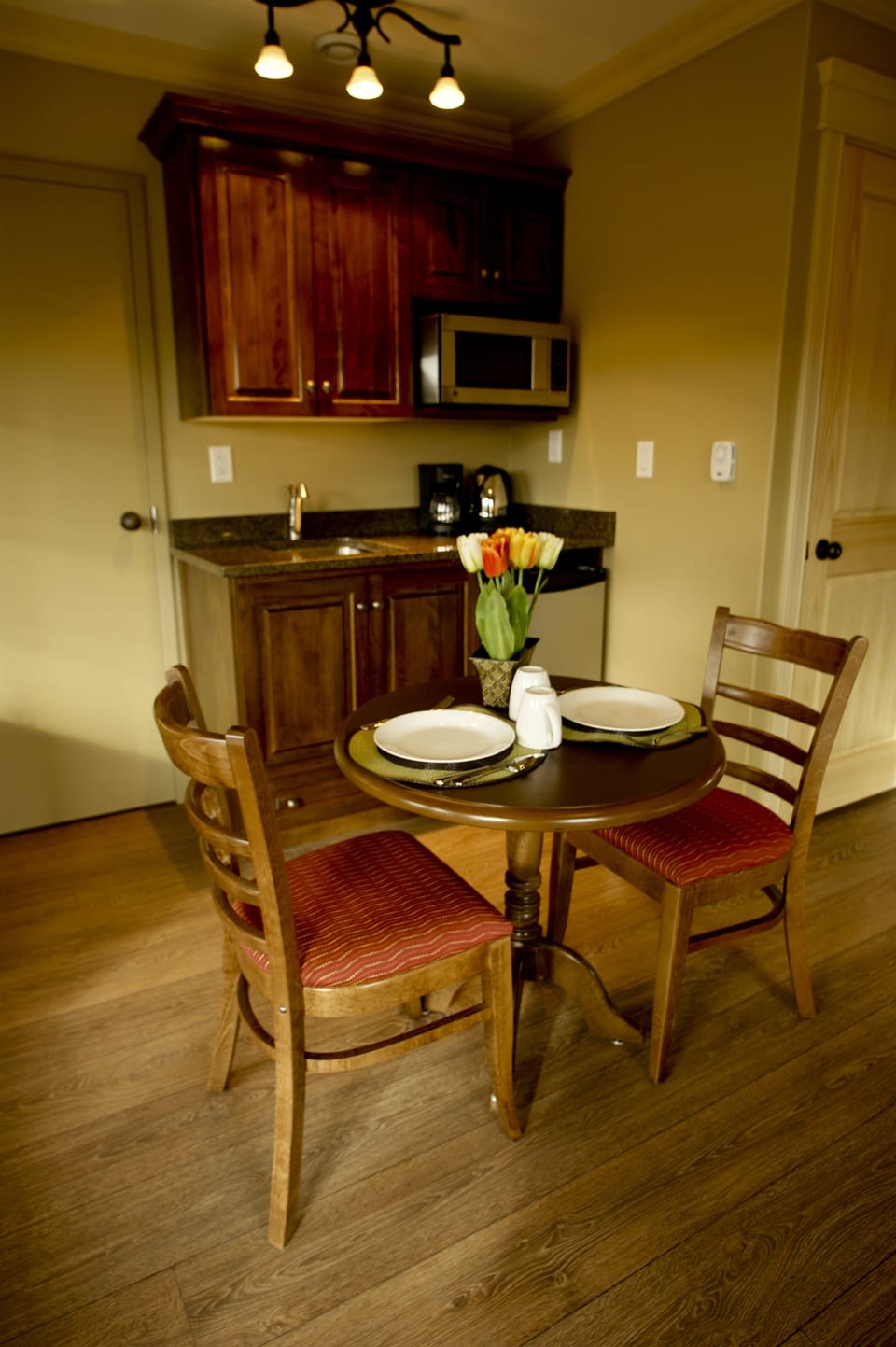 Villa (Lower Level Queen) | In-room dining