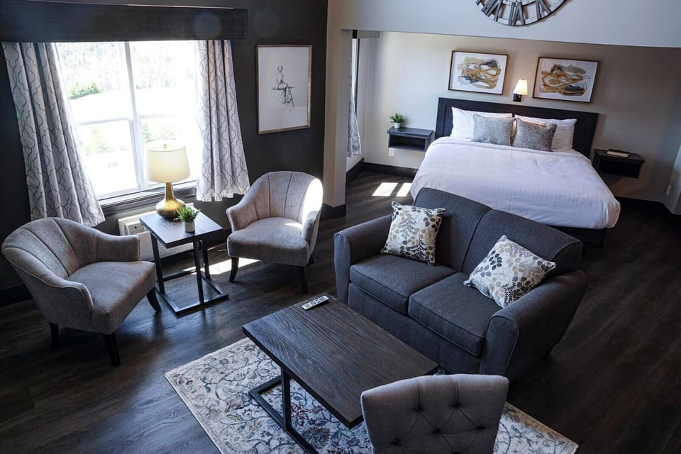 Executive Suite, 1 King Bed | Free WiFi, bed sheets