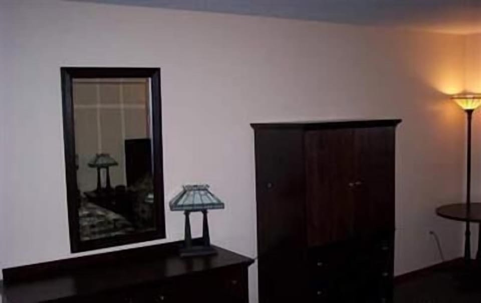 Deluxe Room, 2 Queen Beds, Refrigerator & Microwave, Ground Floor | Living area | Flat-screen TV