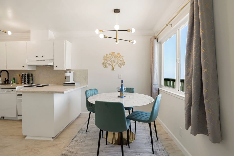 Family Apartment, 2 Bedrooms, Balcony, Ocean View | Dining room