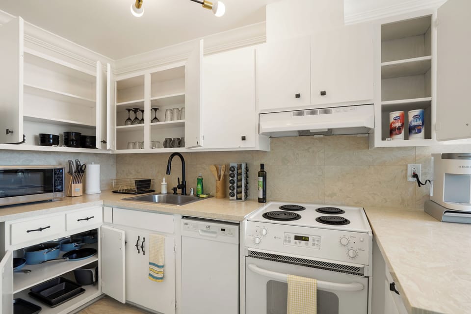 Family Apartment, 2 Bedrooms, Balcony, Ocean View | Private kitchen