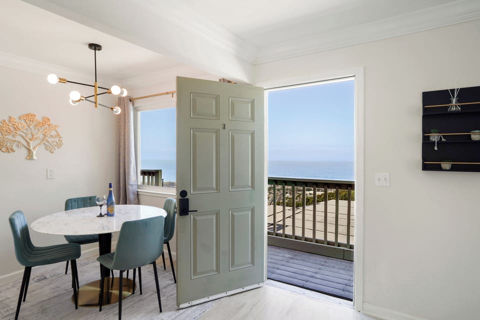 Family Apartment, 2 Bedrooms, Balcony, Ocean View | Dining room