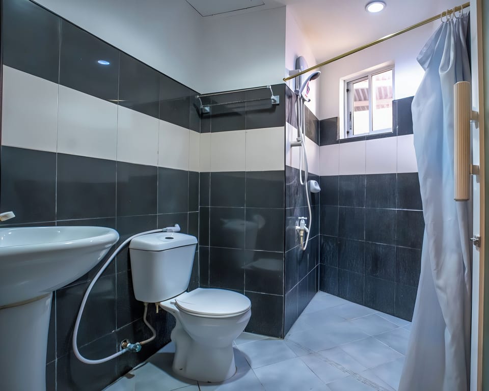 Deluxe Single Room | Bathroom | Shower, towels, soap, shampoo