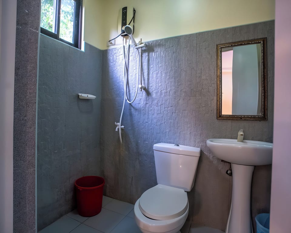 Family Single Room | Bathroom | Shower, towels, soap, shampoo