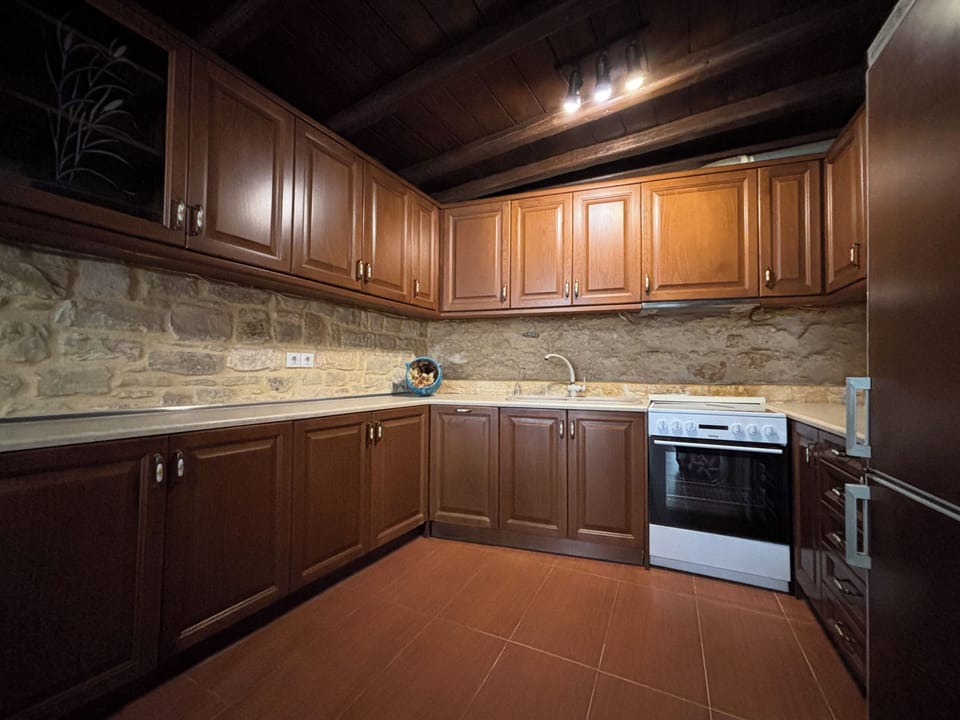 Basic Villa, Pool View | Private kitchen | Full-size fridge, microwave, oven, stovetop