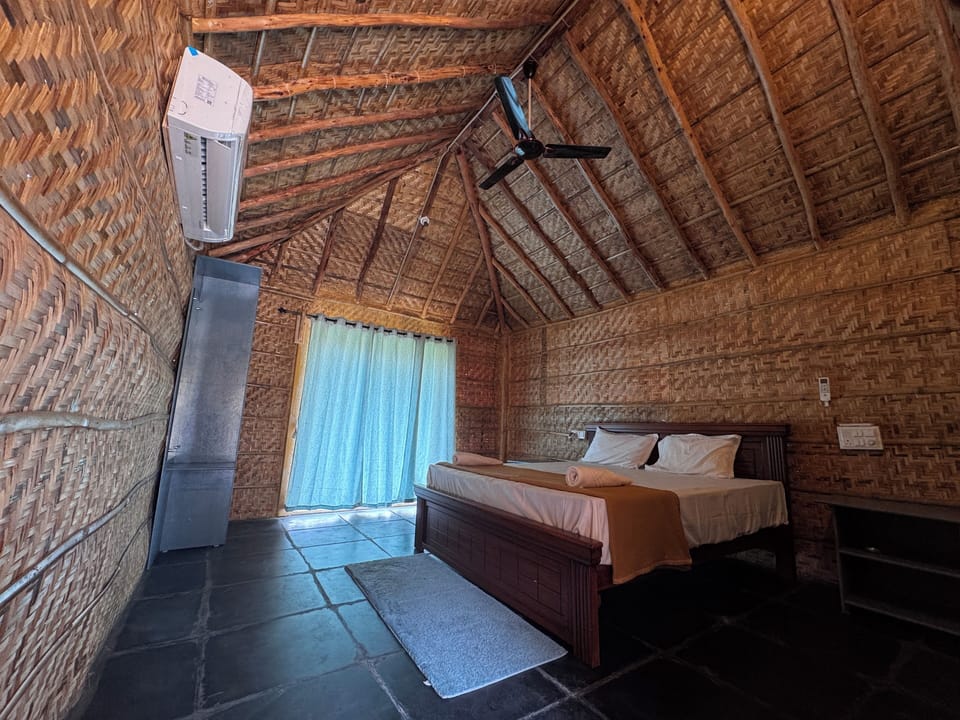 Deluxe Double Room, Courtyard View | Desk, laptop workspace, blackout drapes, free WiFi