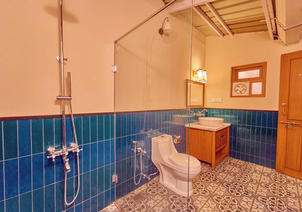 Deluxe Double Room | Bathroom | Slippers, towels, soap, shampoo
