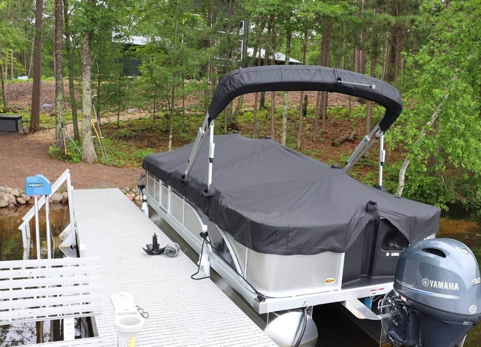 Pontoon available for rent! Pontoon is a 90 HP 2025 Bennington 22SS that seats 10 people comfortably. It is also a fish and cruise with a live well on board if you're doing some fishing during your stay!