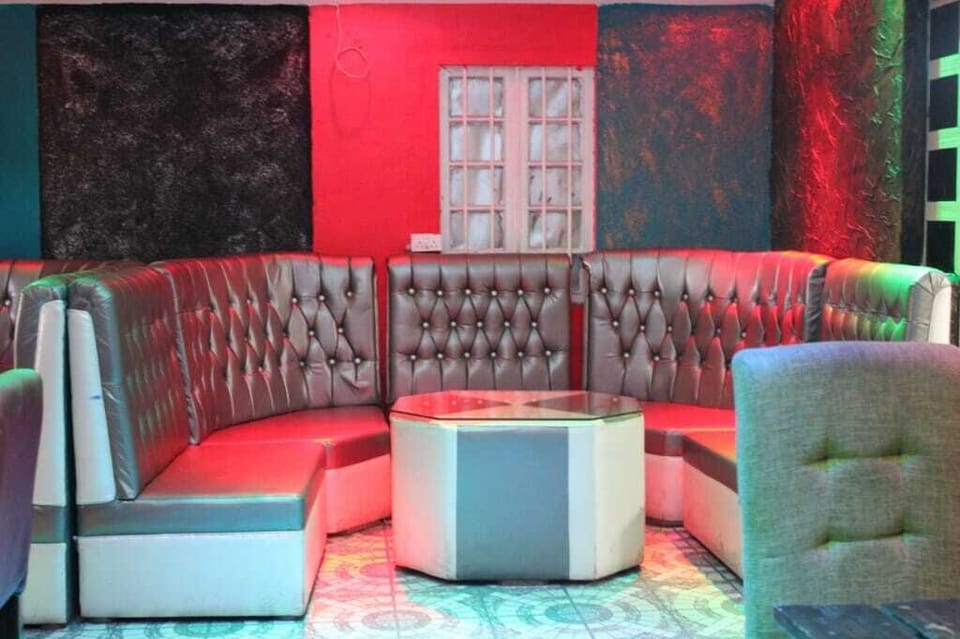 2 bars/lounges