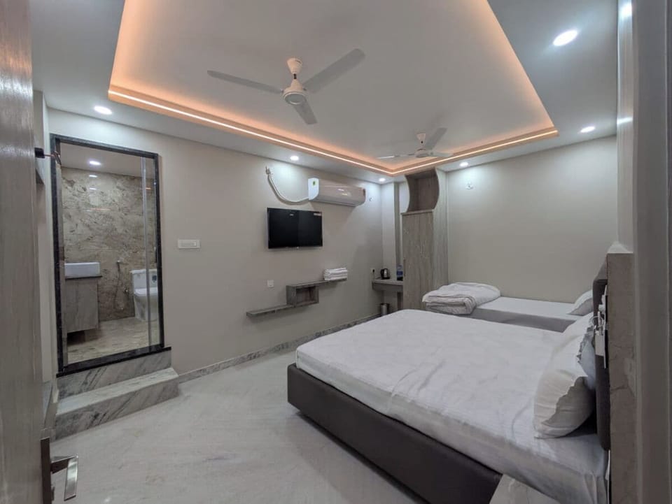 Family Room | Desk, laptop workspace, soundproofing, free WiFi