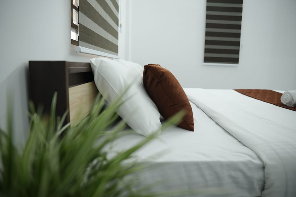 Luxury Triple Room | Living room | TV
