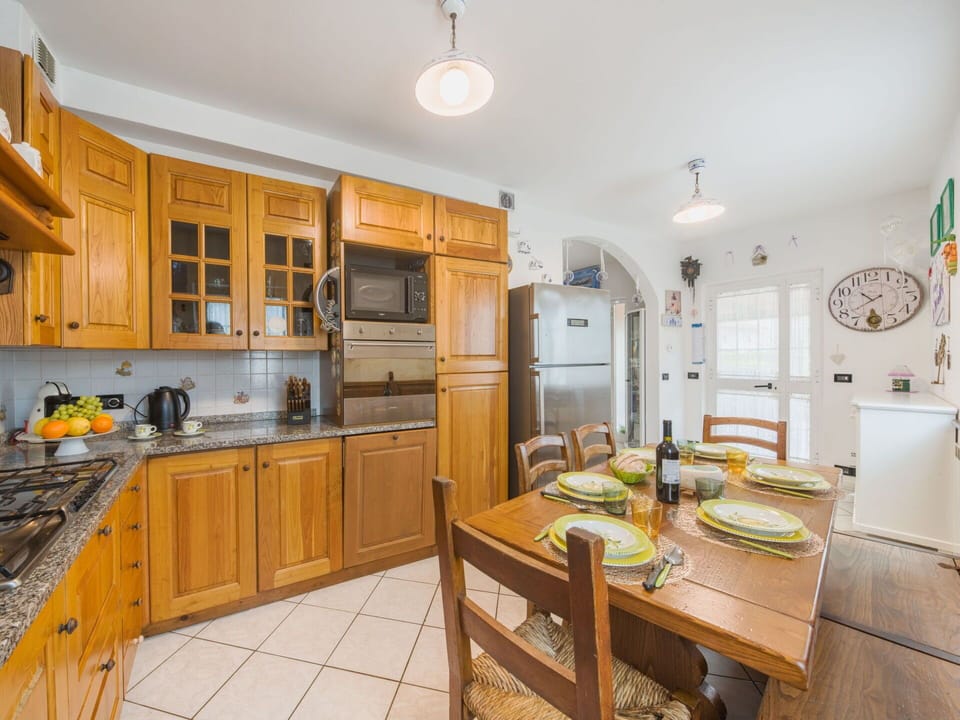 Kitchen, Wood, Interior Design, Furniture, Flooring, Cabinetry, Ceiling, Countertop, Floor, Room