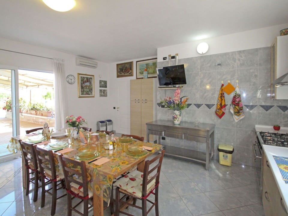 Furniture, Table, Chair, Flooring, Interior Design, Floor, Kitchen & Dining Room Table, Room, Dining Room, Ceiling