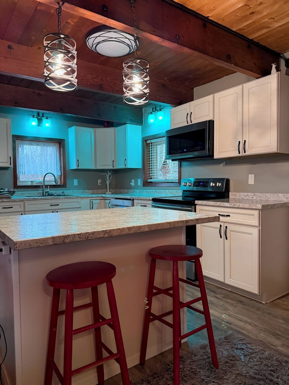 Open floorplan with kitchen, living- and dining space 
