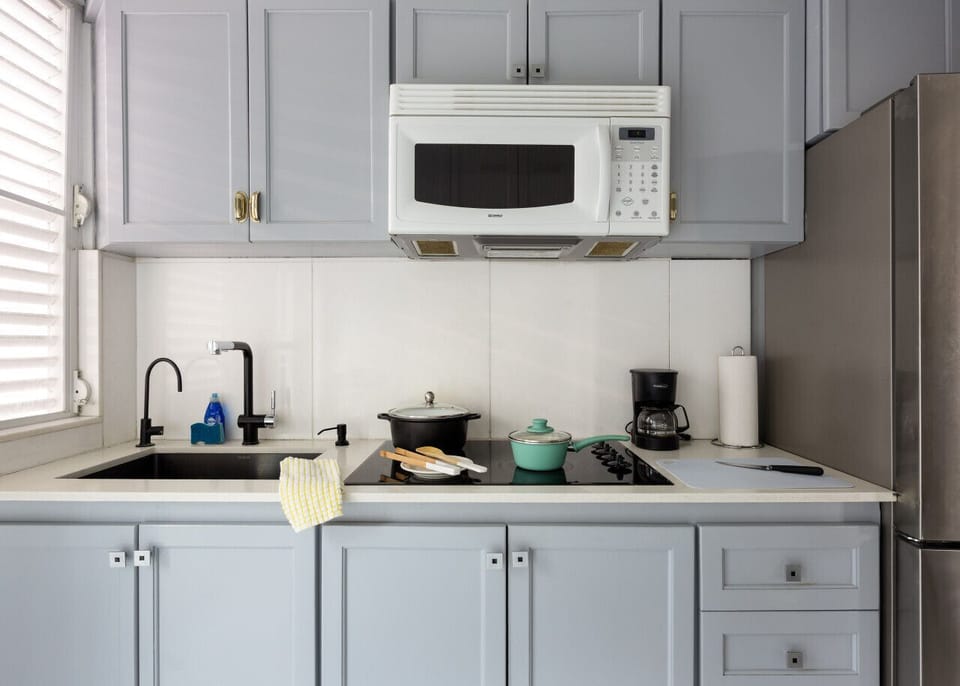 A stylish and well-equipped kitchen, ready for daily culinary adventures!