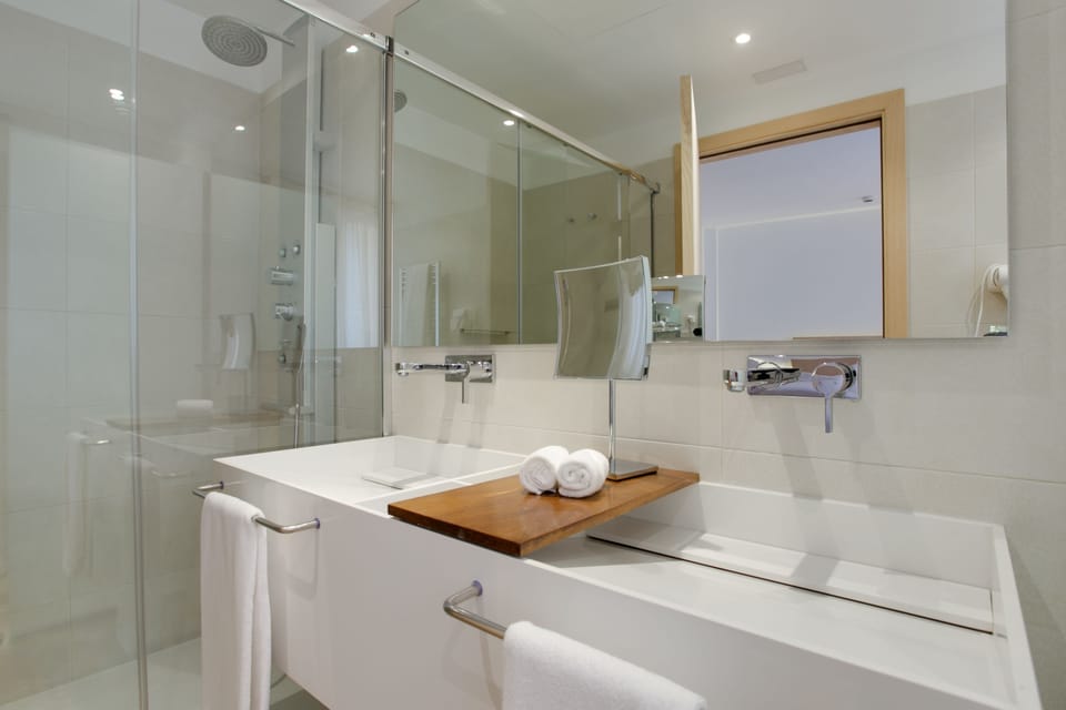 Hydromassage showerhead, designer toiletries, hair dryer, towels