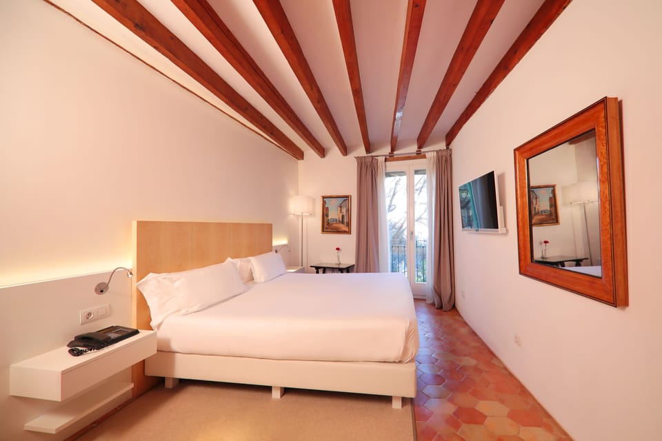 Premium bedding, down comforters, pillowtop beds, minibar
