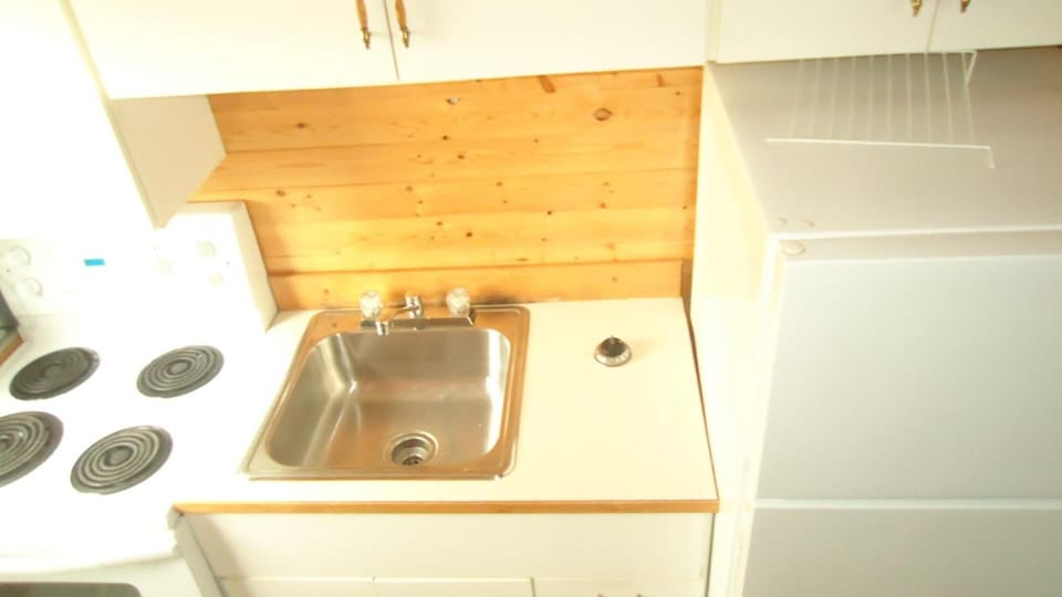 Coffee/tea maker, fridge, microwave