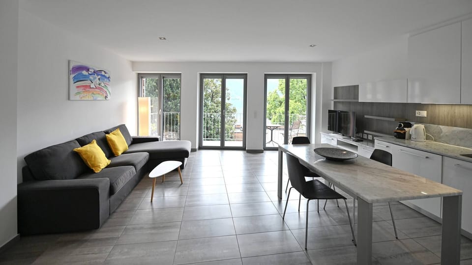 Apartment, 1 Bedroom, Balcony, Lake View | Living room