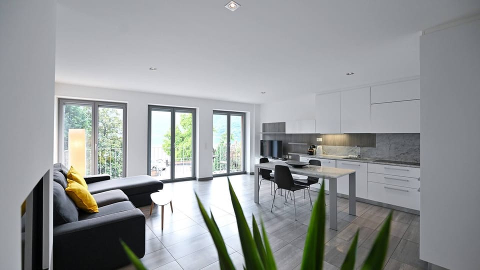 Apartment, 1 Bedroom, Balcony, Lake View | Living room