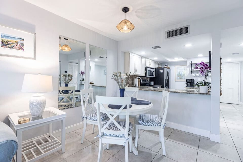 Cute dining room and bar area.