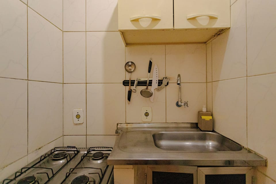 SUH Copacabana 103 | Private kitchen | Fridge, microwave, stovetop, electric kettle
