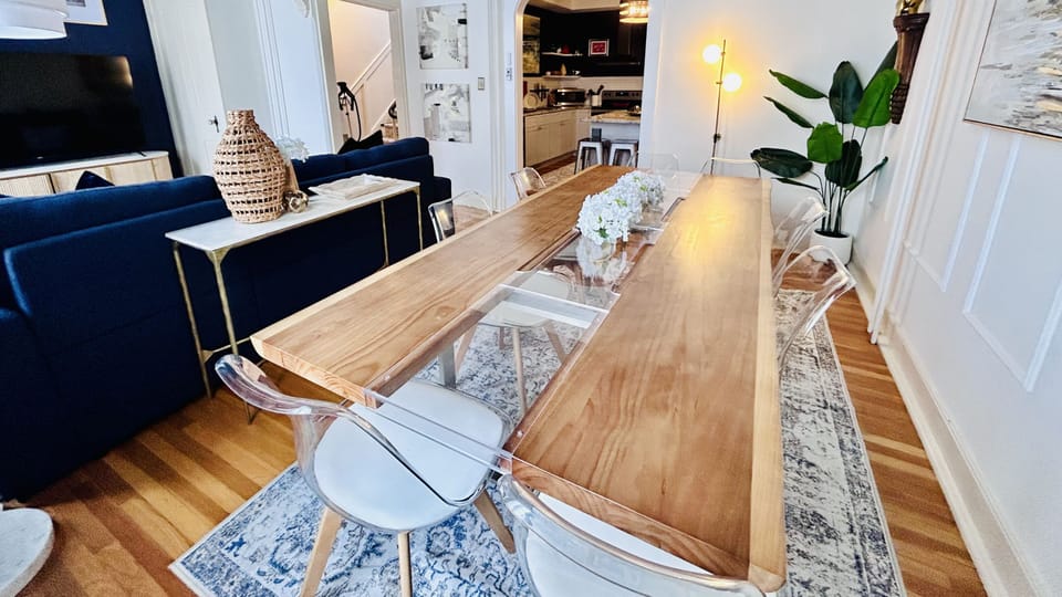 Formal dining for up to 10 people, wrapped in bold hues, comfort and classic charm.

Features: 
8-10 seat dining space
Eclectic decor
Serving utensils
Premium placemats