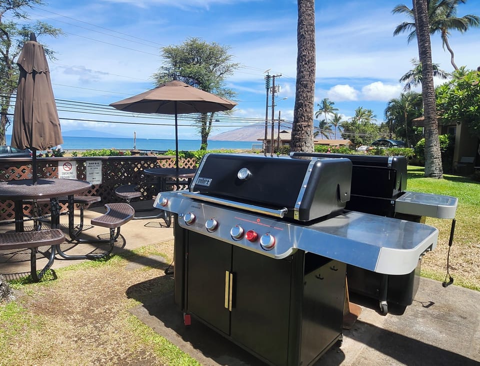 2 brand new BBQ's out front to enjoy the spectacular maui sunset