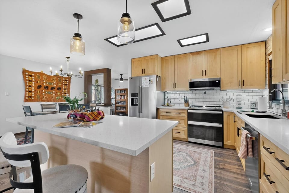 Gourmet Kitchen - fully stocked to prepare meals