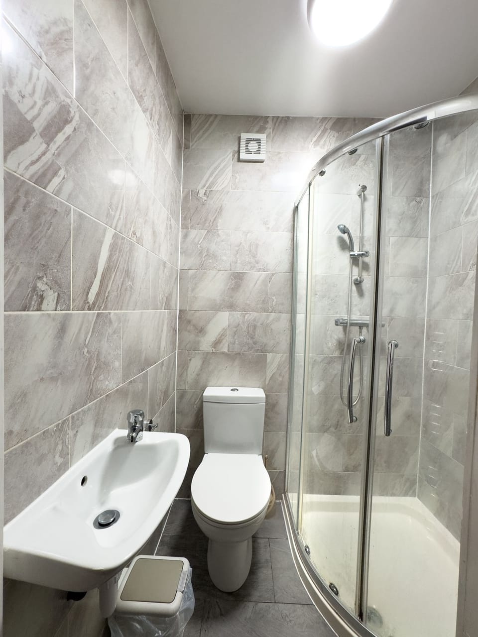 Shower, free toiletries, hair dryer, bidet