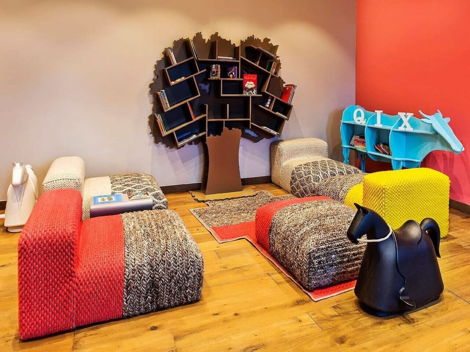 Kids’ Play Room – Little ones can have fun in the vibrant Kids’ Play Room, a safe and engaging space designed for play and creativity. Please note that access is available as an additional paid facility.