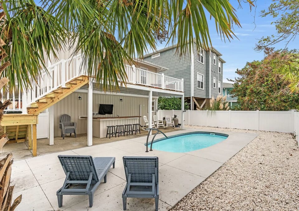 Pool & Tiki Bar Area