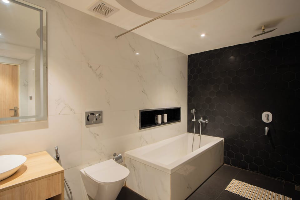 Deluxe Suite, Pool View | Bathroom | Shower, towels, soap, shampoo