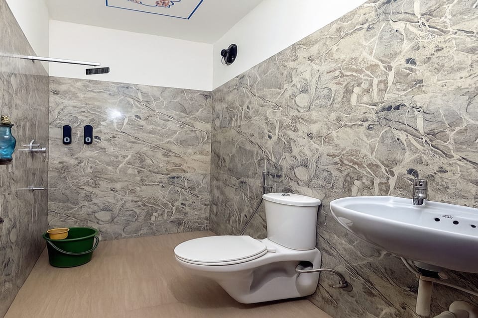 Superior Double Room | Bathroom | Shower, slippers, towels, shampoo