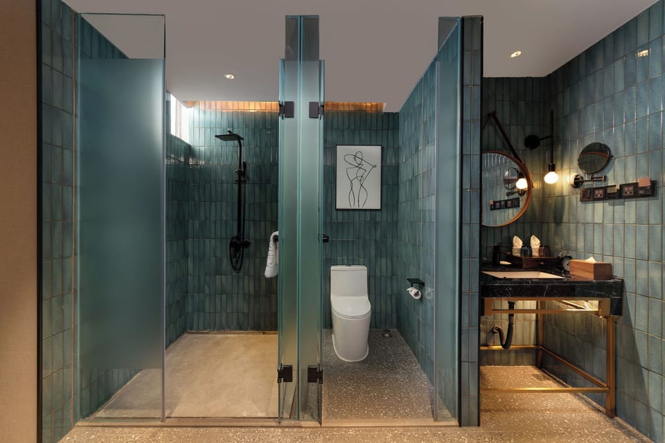 Business Double or Twin Room | Bathroom | Shower, free toiletries, hair dryer, slippers