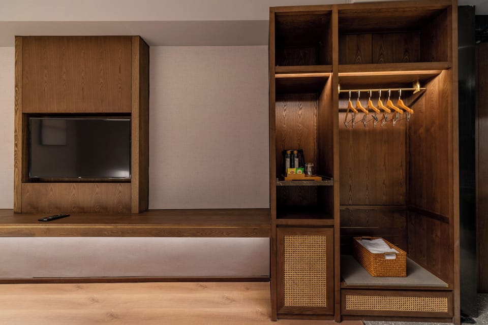 Comfort Twin Room | Desk, laptop workspace, blackout drapes, iron/ironing board