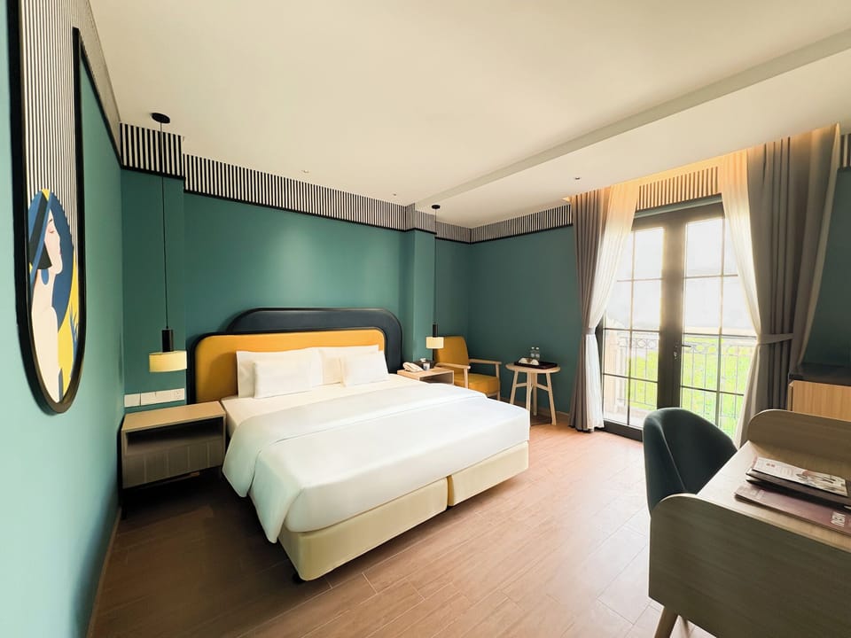 Premium Deluxe Double | Minibar, in-room safe, desk, blackout drapes