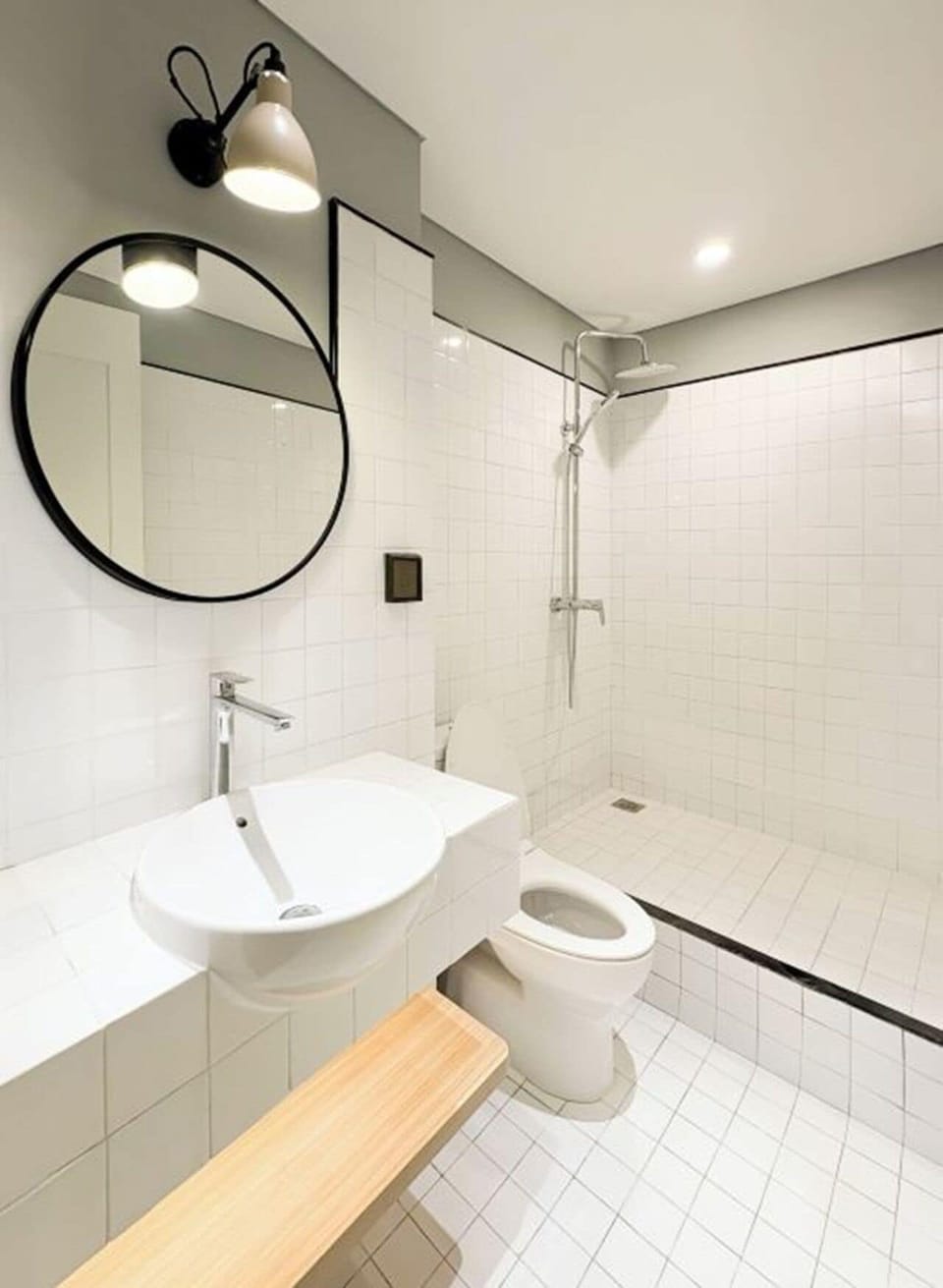 Deluxe City view Double | Bathroom | Shower, hair dryer, bathrobes, slippers