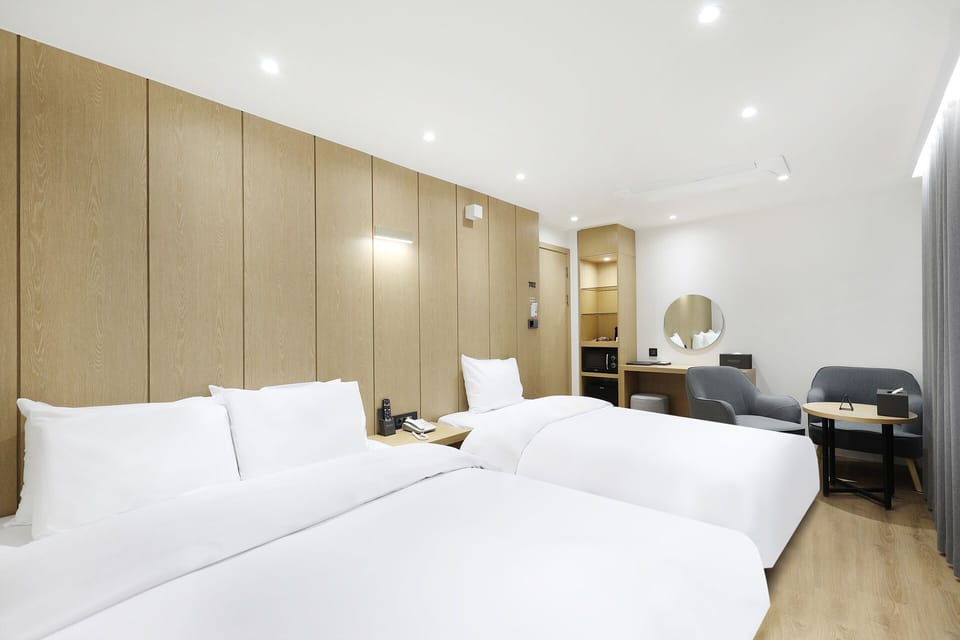 Deluxe Twin Room-Basic occupancy: 2 people. Additional person(including infants) 10,000 KRW on site | Desk, soundproofing, WiFi (free)