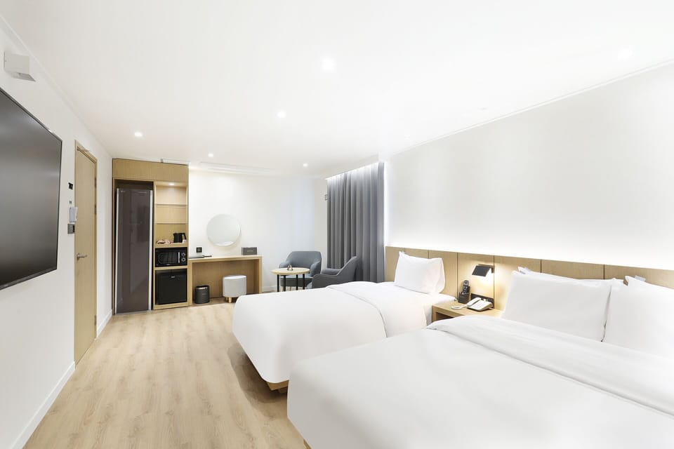 Spa Twin-Basic occupancy: 2 people. Additional person(including infants) 10,000 KRW on site | Desk, soundproofing, WiFi (free)