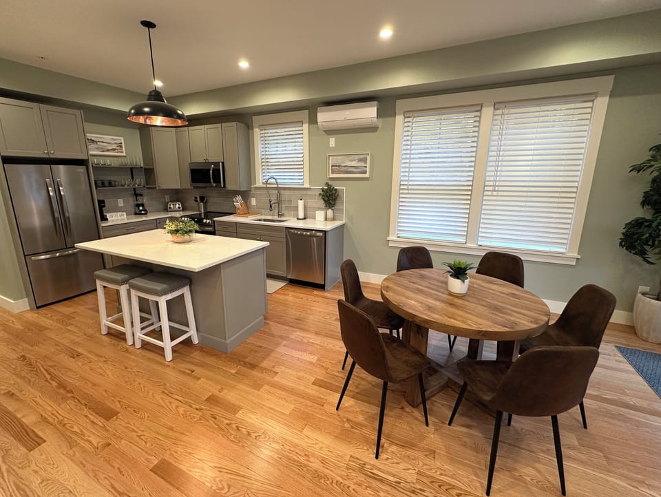 Full Kitchen & Dining Area